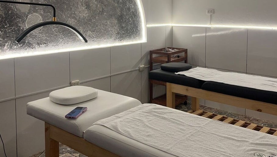 Sala de masajes en Nua 360 Spa Piura, Piura, Piura, PE con iluminación suave y camillas acogedoras.