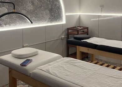 Sala de masajes en Nua 360 Spa Piura, Piura, Piura, PE con iluminación suave y camillas acogedoras.
