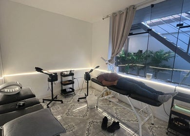 Habitación de relajación en Nua 360 Spa Piura, Piura, PE con camilla y suaves luces.