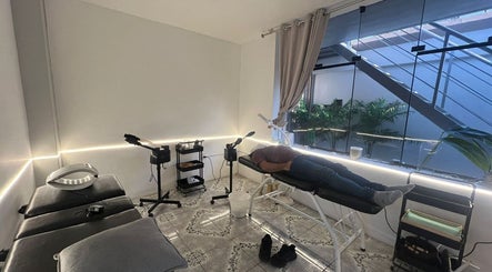 Habitación de relajación en Nua 360 Spa Piura, Piura, PE con camilla y suaves luces.