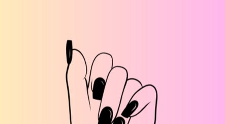 Diseño elegante de uñas negras en Gloss & Glam nail studio, CW.