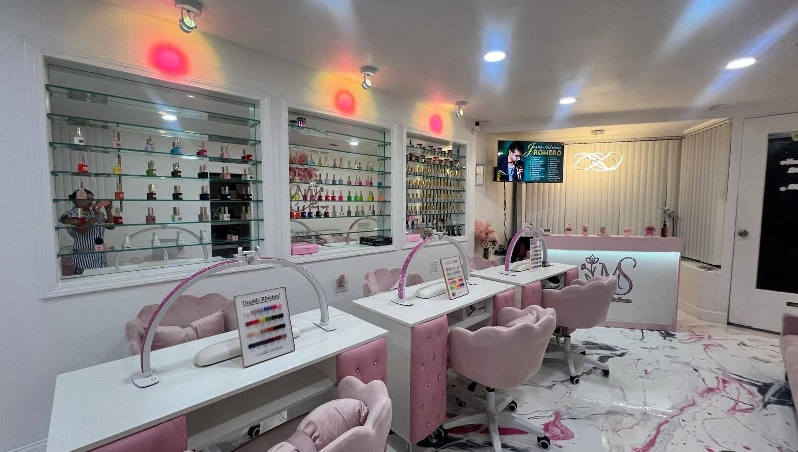 Interior elegante del Magic Studio en San Francisco, California, US, mostrando estaciones de manicura modernas.