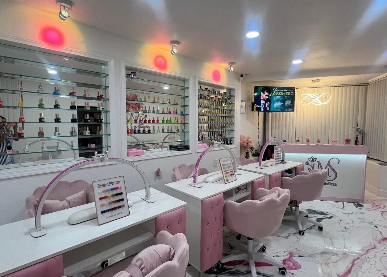 Interior elegante del Magic Studio en San Francisco, California, US, mostrando estaciones de manicura modernas.