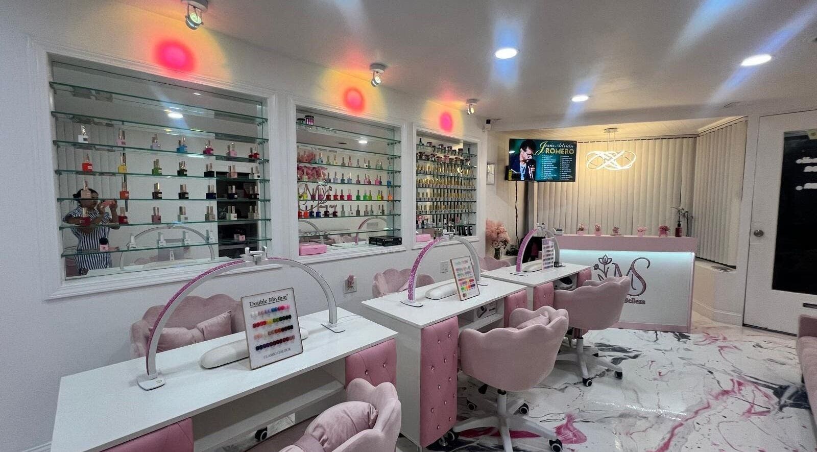 Interior elegante del Magic Studio en San Francisco, California, US, mostrando estaciones de manicura modernas.