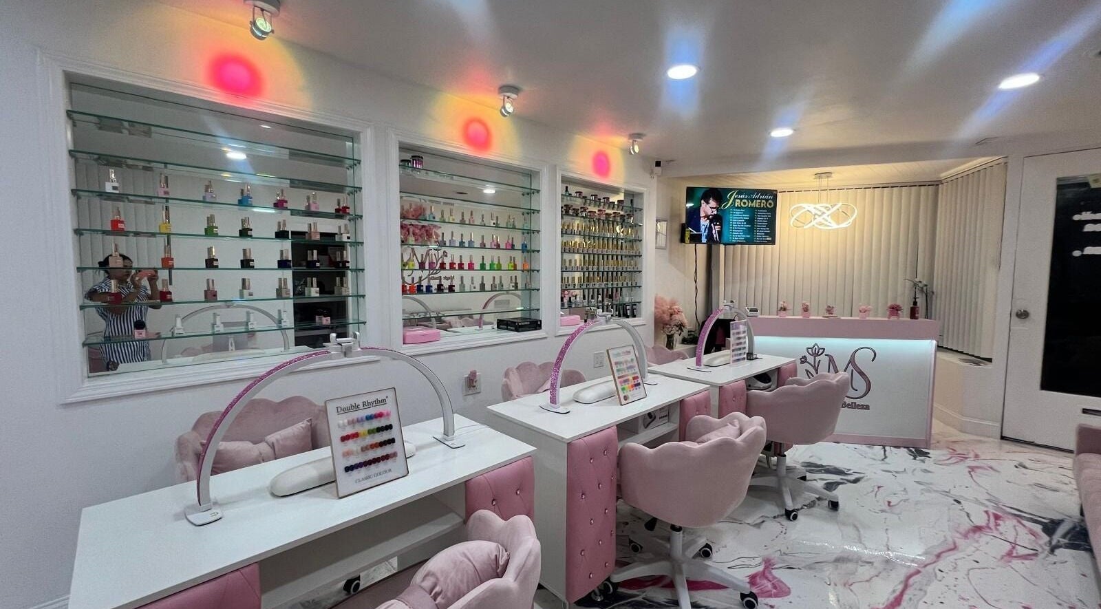 Interior elegante del Magic Studio en San Francisco, California, US, mostrando estaciones de manicura modernas.