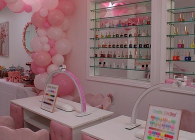 Interior elegante de Magic Studio en San Francisco, California, US, con decoración y tonos rosados.