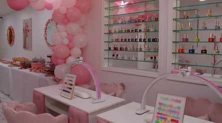 Interior elegante de Magic Studio en San Francisco, California, US, con decoración y tonos rosados.