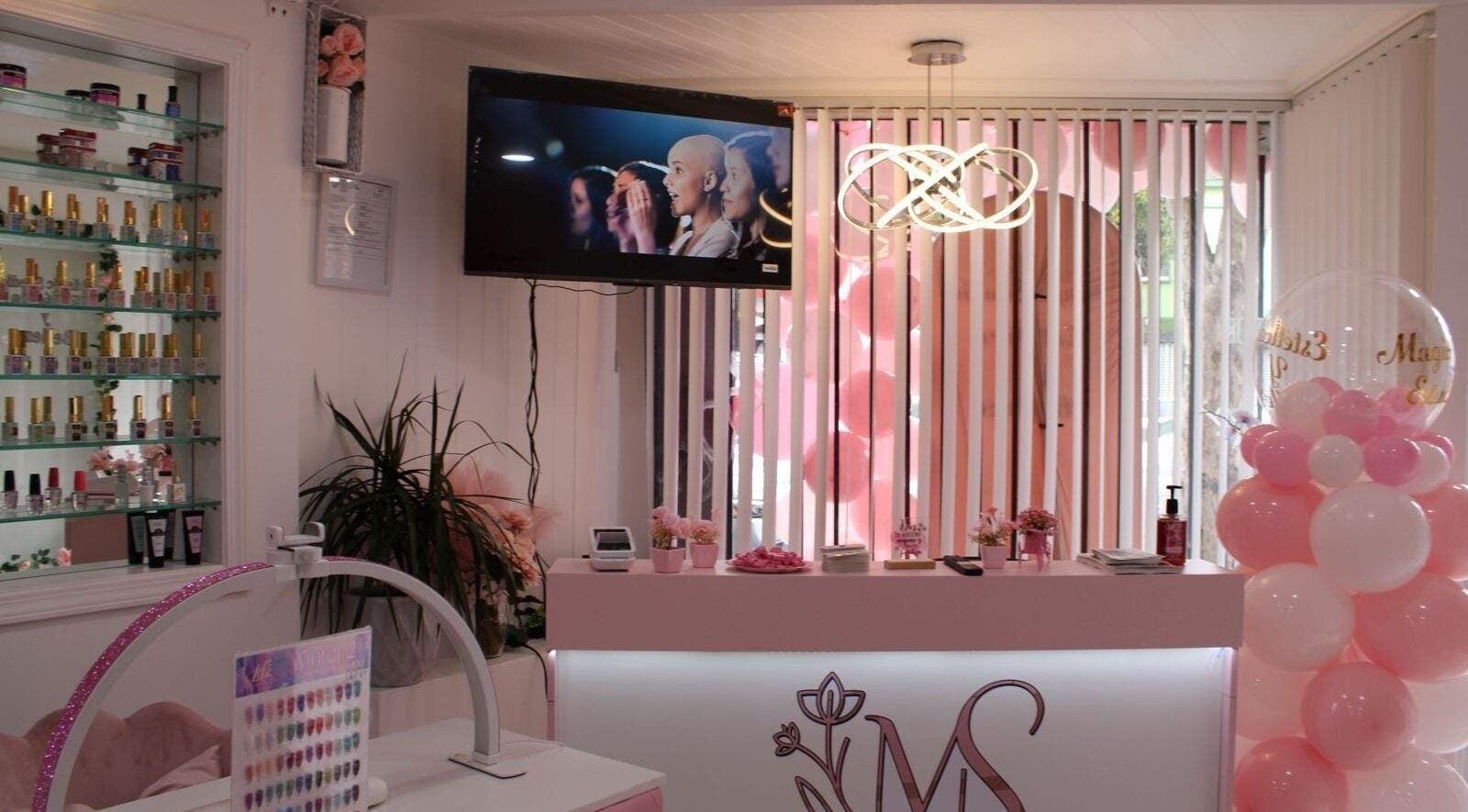 Recepción estilo moderno en Magic Studio, San Francisco, California, US con detalles en rosa y decoración elegante.