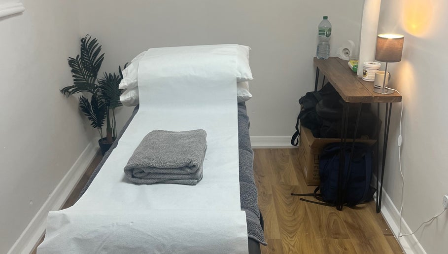 Cozy therapy room at HD Sports Injury Therapy in East Leake, England, GB with a treatment bed and calming decor.