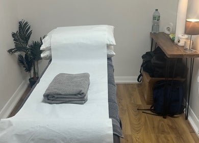 Cozy therapy room at HD Sports Injury Therapy in East Leake, England, GB with a treatment bed and calming decor.