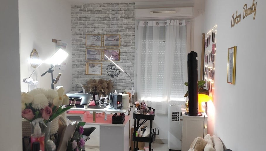 Intérieur de ARTZU Nailstyle - prothésiste ongulaire à Cannes, Provence-alpes-côte D'azur, FR, avec déco stylée.