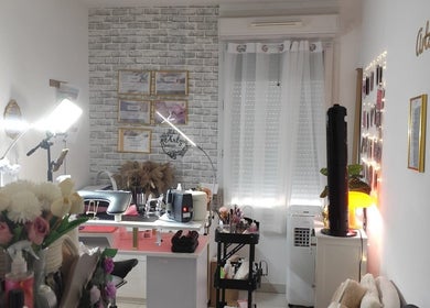 Intérieur de ARTZU Nailstyle - prothésiste ongulaire à Cannes, Provence-alpes-côte D'azur, FR, avec déco stylée.