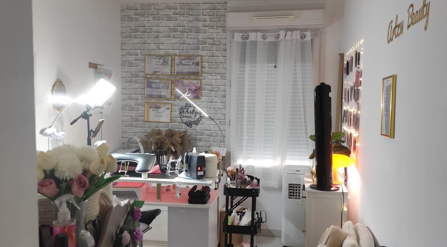 Intérieur de ARTZU Nailstyle - prothésiste ongulaire à Cannes, Provence-alpes-côte D'azur, FR, avec déco stylée.