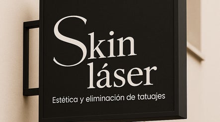 Cartel de Skin Láser en Daganzo De Arriba, Comunidad De Madrid, ES, especializado en estética y eliminación de tatuajes.