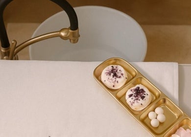 تجربة باديكير فاخرة في JÉ NAILS، الرياض، الرياض، SA مع أدوات ذهبية أنيقة.