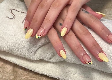 أظافر مصقولة باللون الأصفر مع زهور في JÉ NAILS، الرياض، مقاطعة الرياض، SA.