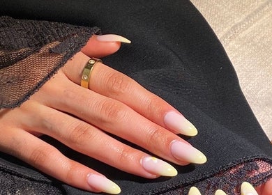 أناقة الأظافر في JÉ NAILS بالرياض، منطقة الرياض، السعودية، حيث العناية بالأظافر تلتقي بالإبداع.