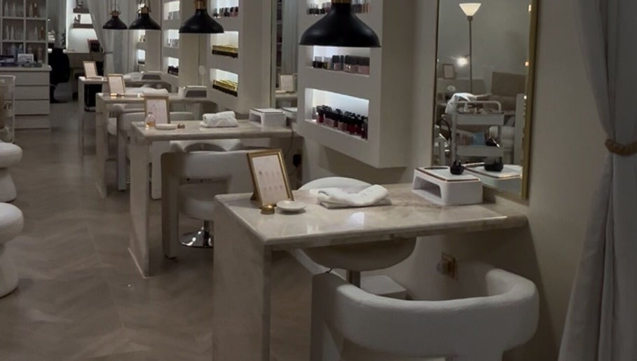 تجهيزات فاخرة في JÉ NAILS SALON، الرياض، منطقة الرياض، السعودية توفر تجربة عناية بالأظافر مميزة.