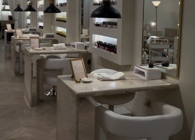 تجهيزات فاخرة في JÉ NAILS SALON، الرياض، منطقة الرياض، السعودية توفر تجربة عناية بالأظافر مميزة.