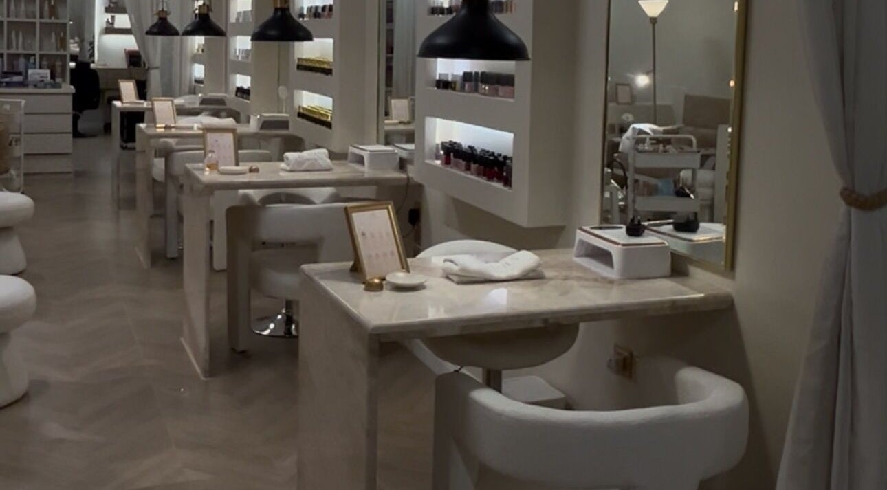 تجهيزات فاخرة في JÉ NAILS SALON، الرياض، منطقة الرياض، السعودية توفر تجربة عناية بالأظافر مميزة.