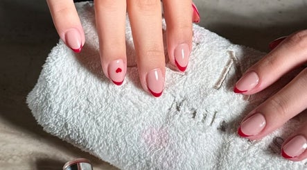 تصميم أظافر فريد بطلاء أحمر في JÉ NAILS SALON, الرياض، منطقة الرياض، السعودية.