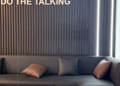 Stylish lounge area in Legendary Cuts Barbershop, Riyadh, SA, with sleek design and plush seating.