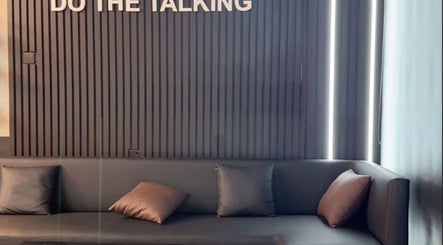 Stylish lounge area in Legendary Cuts Barbershop, Riyadh, SA, with sleek design and plush seating.