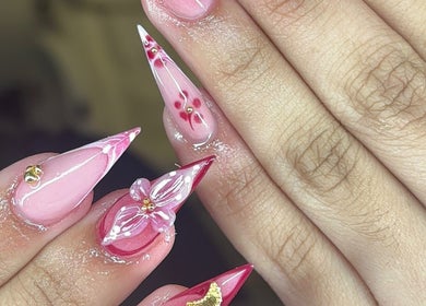 Des ongles rose vif orné de motifs délicats réalisés par Pretty Little Nailz, Le Lamentin, Fort-de-France, MQ.