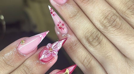 Des ongles rose vif orné de motifs délicats réalisés par Pretty Little Nailz, Le Lamentin, Fort-de-France, MQ.