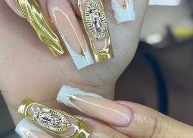 Ongles dorés artistiques au salon Pretty Little Nailz, Le Lamentin, Fort-de-France, MQ.