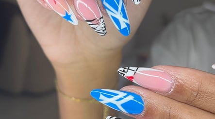 Design de manucure artistique chez Pretty Little Nailz, Le Lamentin, Fort-de-France, MQ.