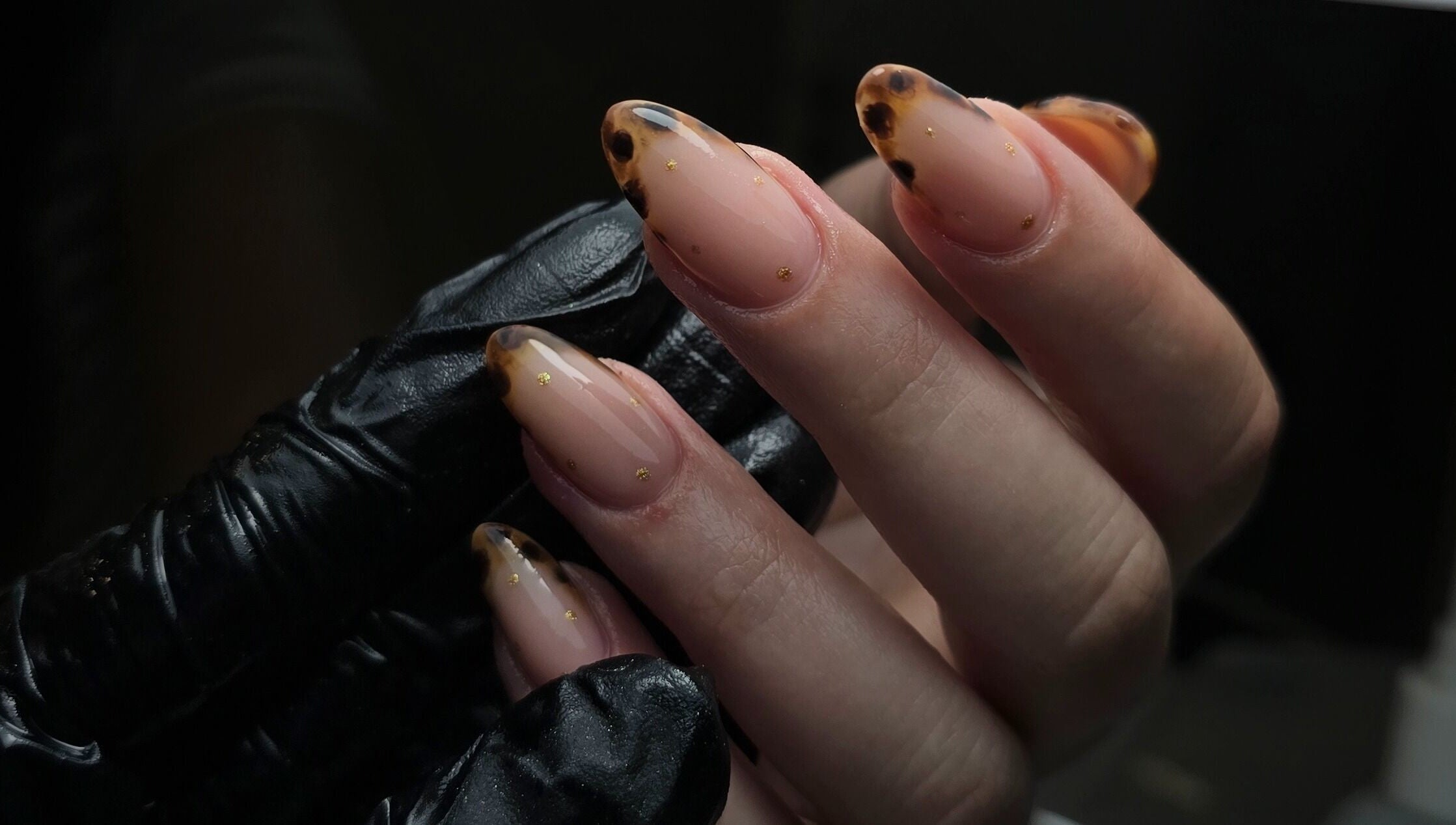 Unhas com design elegante no Débora Rodrigues Nail Salon em Monchique, Faro, PT.