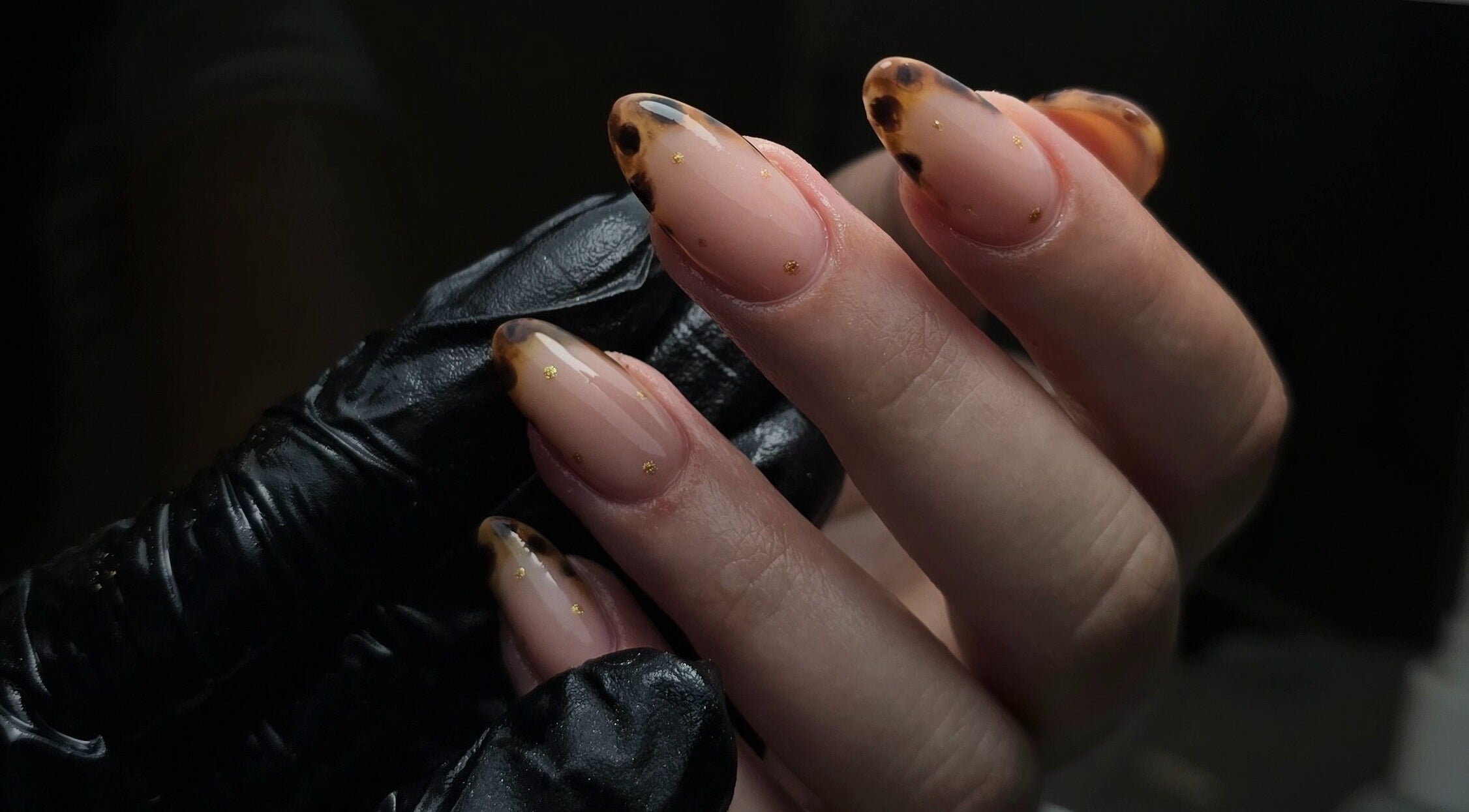 Unhas com design elegante no Débora Rodrigues Nail Salon em Monchique, Faro, PT.