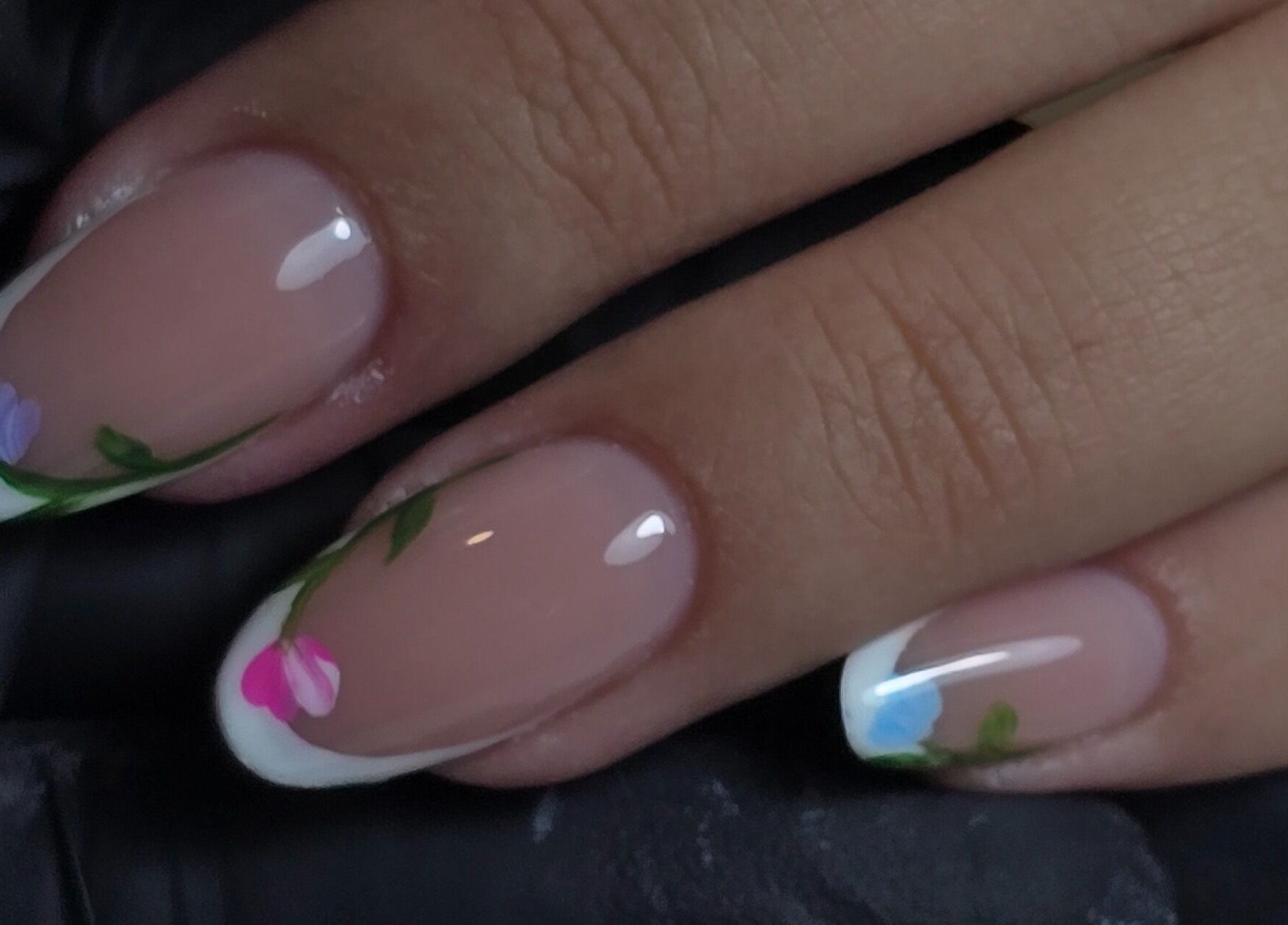 Unhas decoradas com flores no Débora Rodrigues Nail Salon, Monchique, Faro, PT.