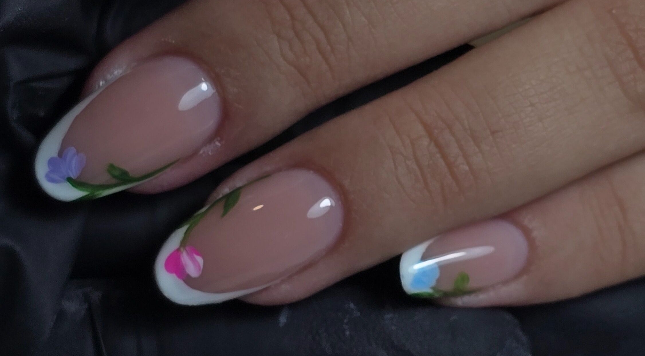 Unhas decoradas com flores no Débora Rodrigues Nail Salon, Monchique, Faro, PT.