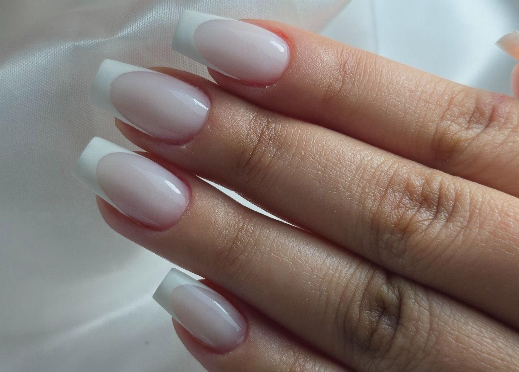 Unhas francesas elegantes no Débora Rodrigues Nail Salon, Monchique, Faro, PT.