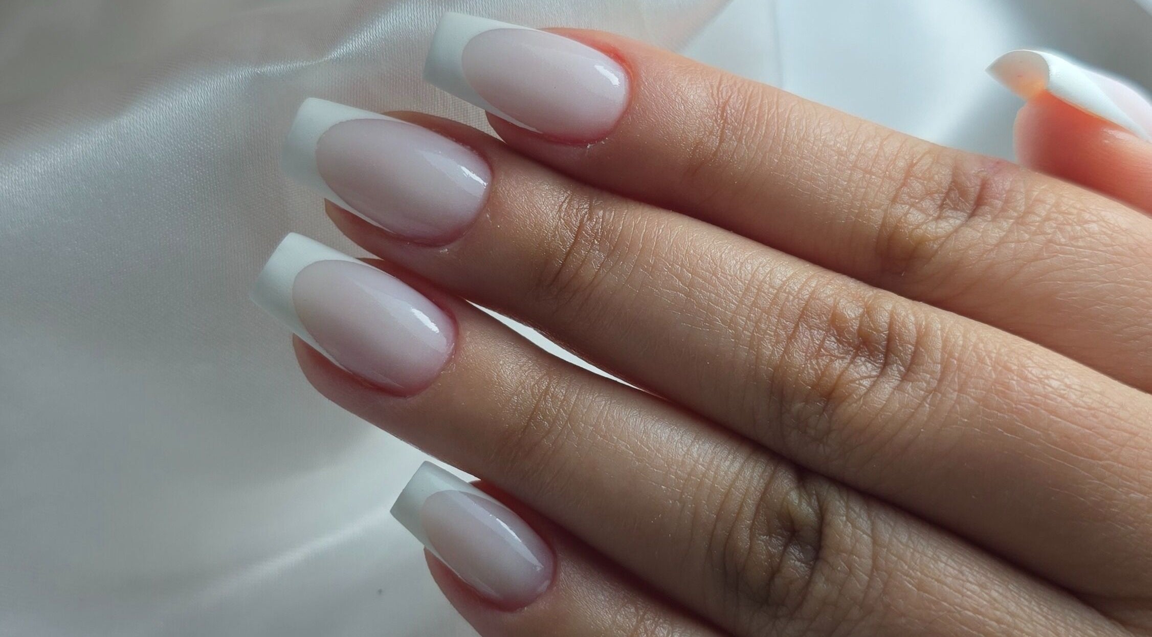 Unhas francesas elegantes no Débora Rodrigues Nail Salon, Monchique, Faro, PT.