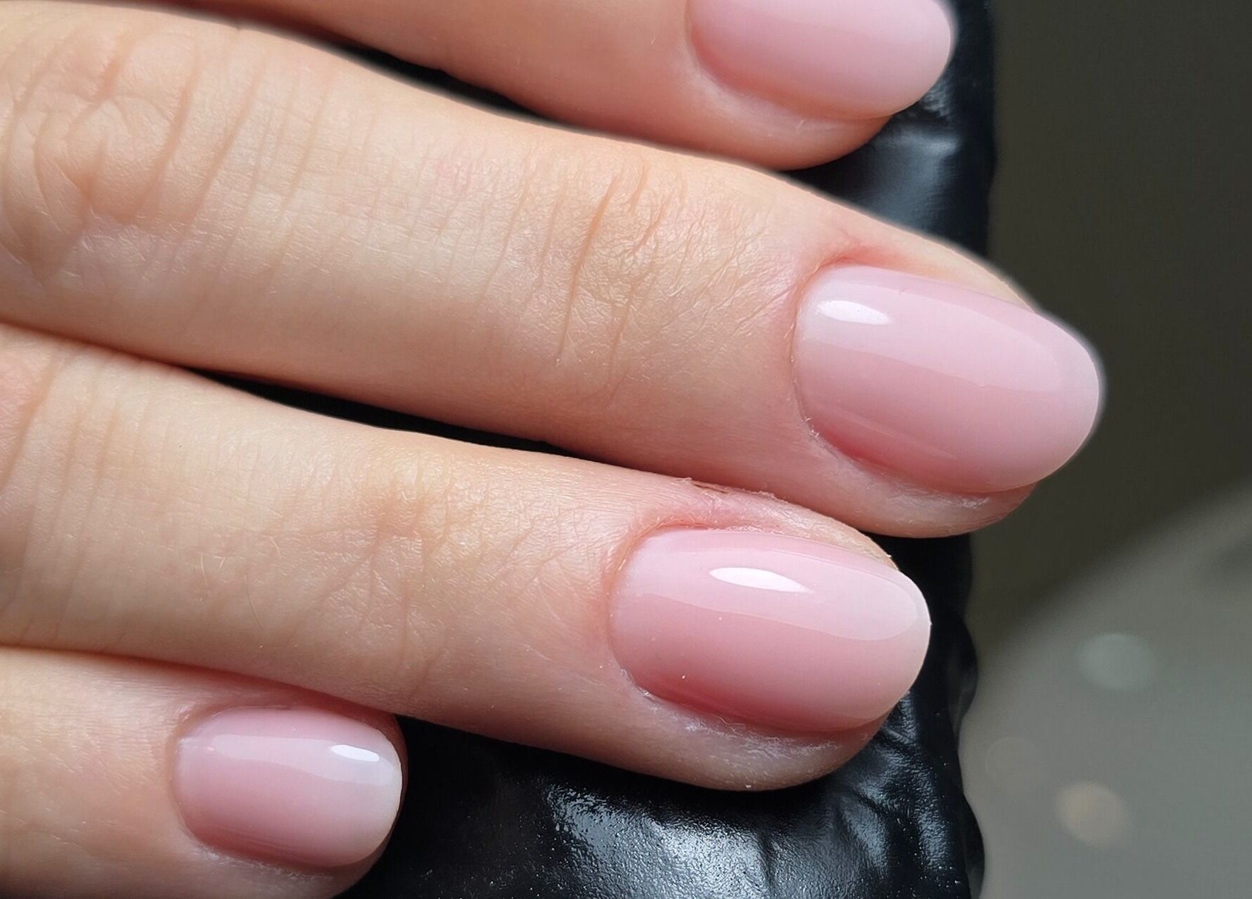 Unhas elegantes na Débora Rodrigues Nail Salon em Monchique, Faro, PT.