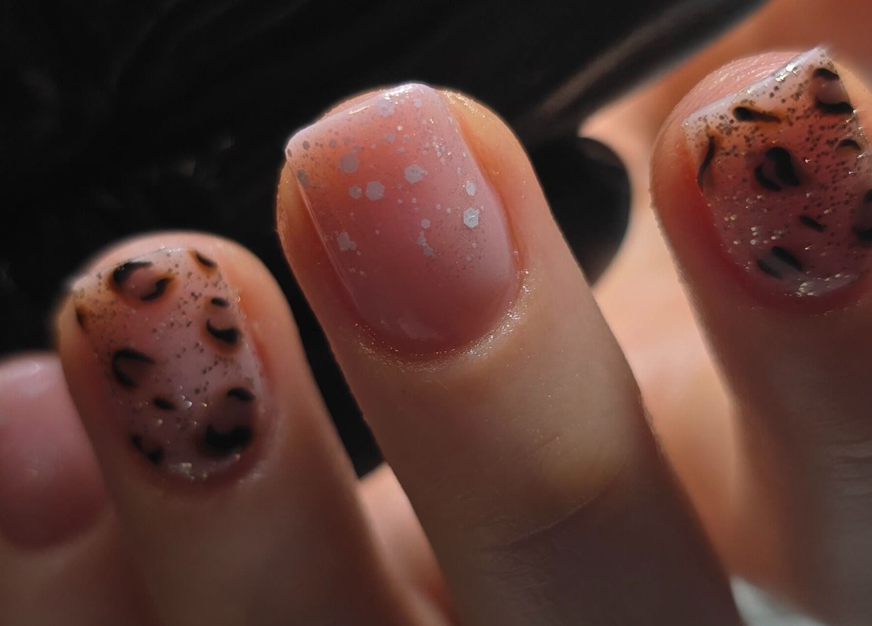 Design de unhas com glitter no Débora Rodrigues Nail Salon, Monchique, Faro, PT.