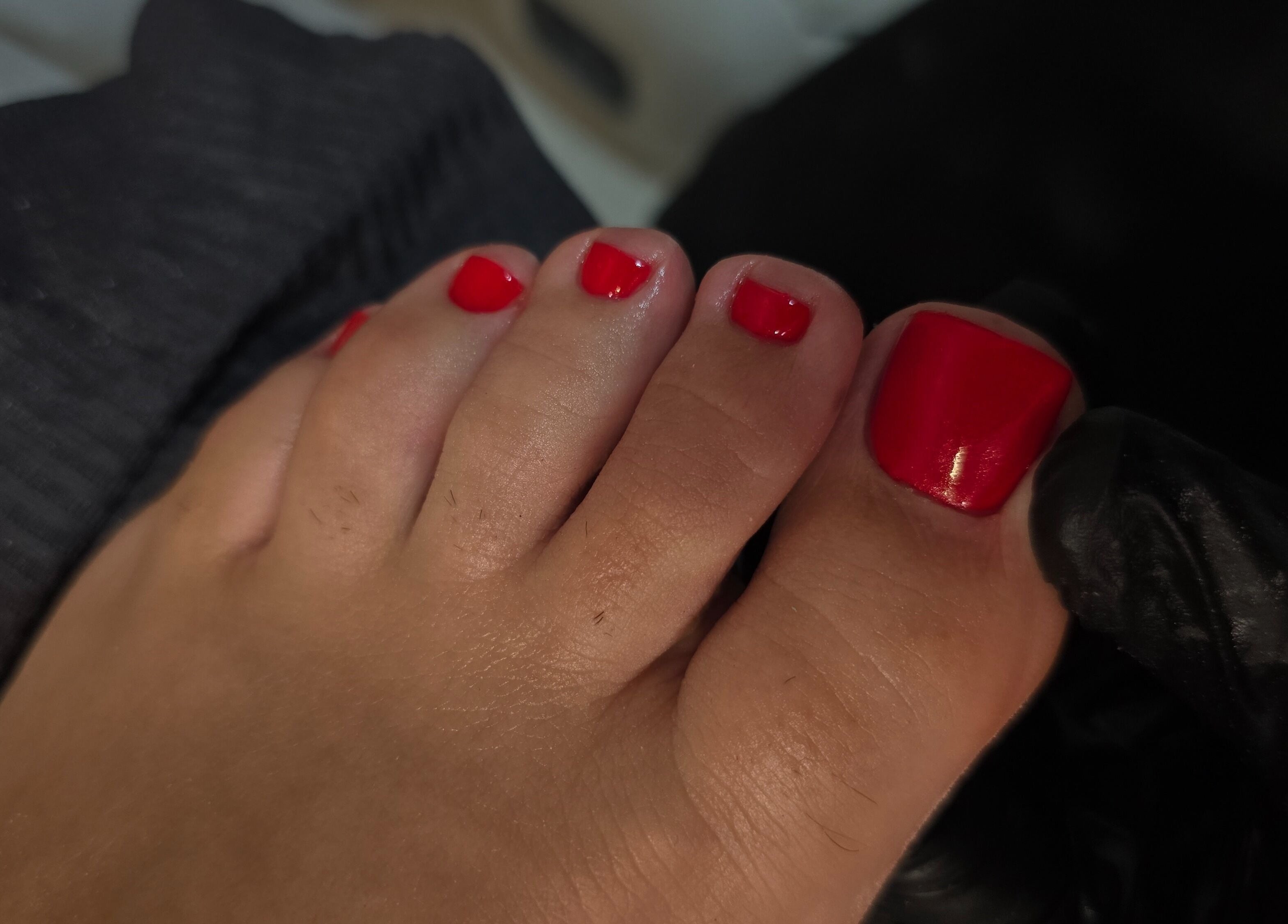 Unhas dos pés vermelhas em destaque no Débora Rodrigues Nail Salon, Monchique, Faro, PT.