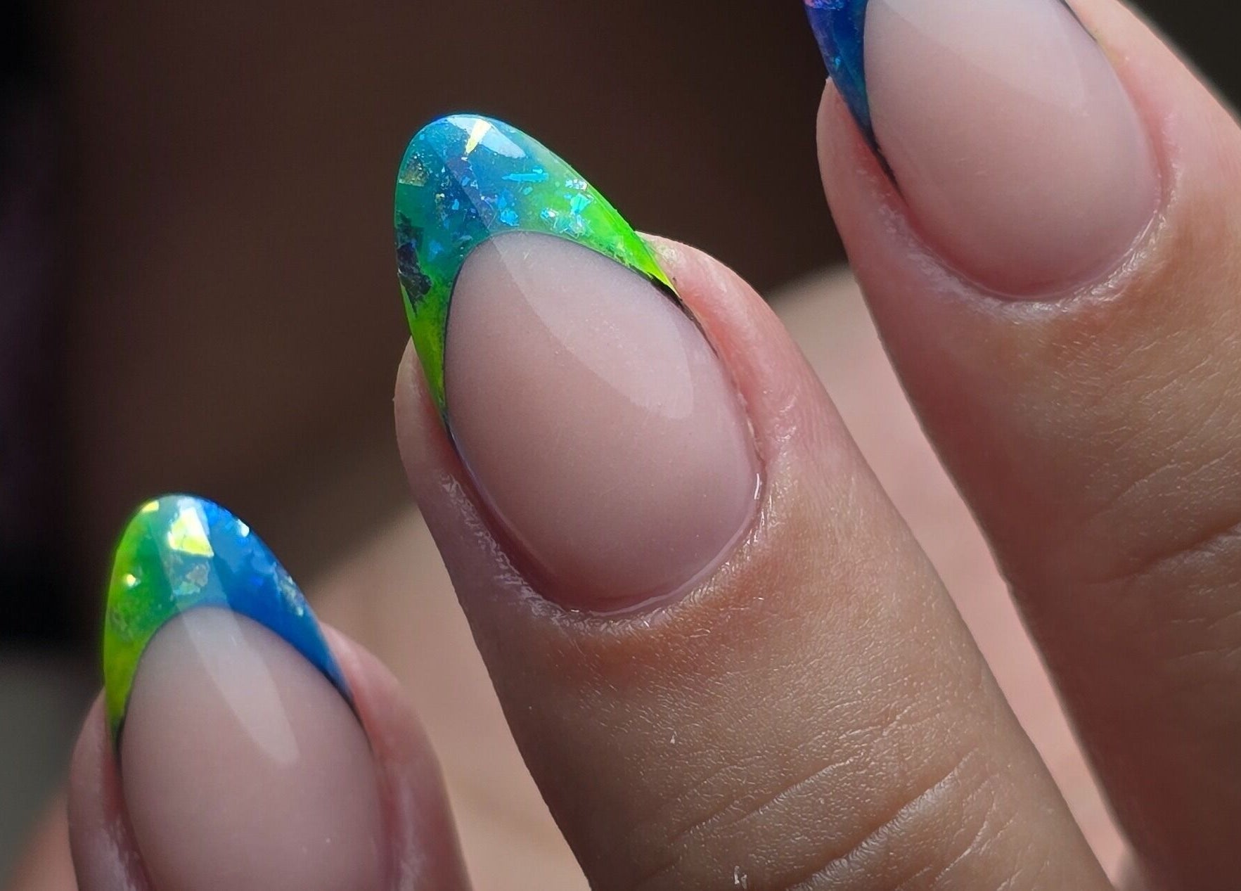 Unhas coloridas em Débora Rodrigues Nail Salon em Monchique, Faro, PT, destacando estilo vibrante.