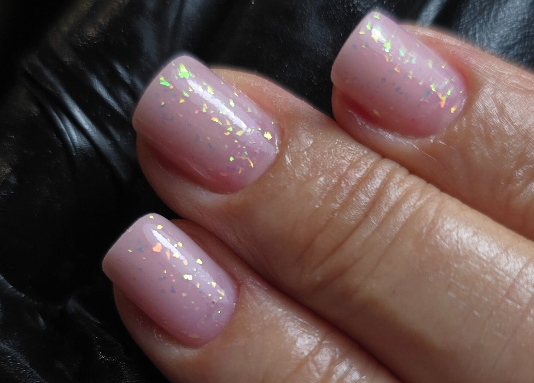 Unhas elegantes com glitter no Débora Rodrigues Nail Salon, Monchique, Faro, PT.