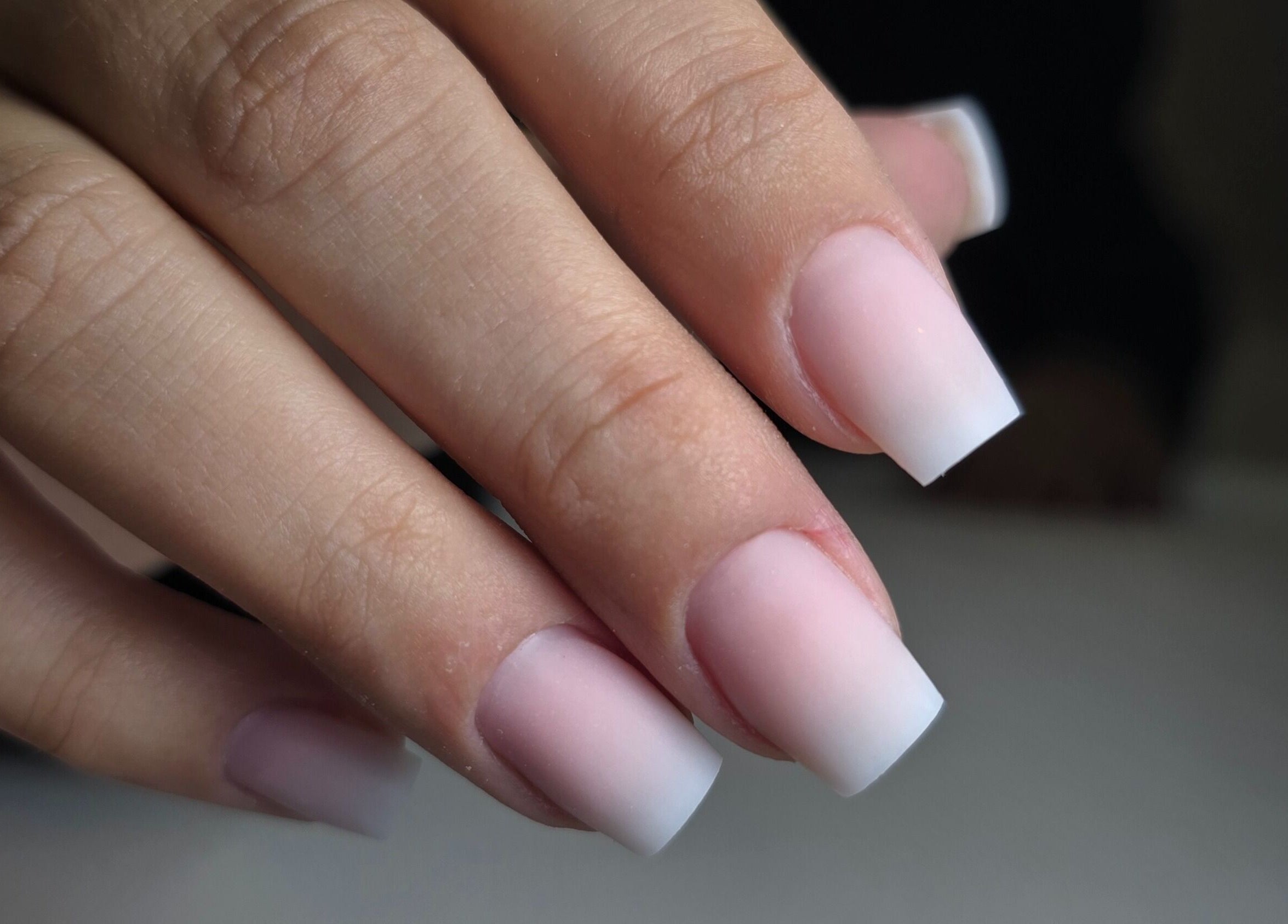 Unhas em gel elegantes no Débora Rodrigues Nail Salon, Monchique, Faro, PT.