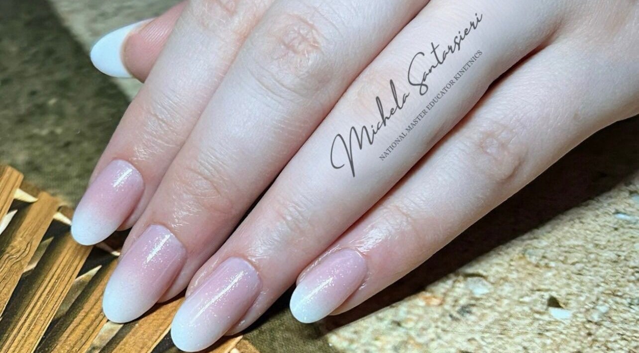 Manicure elegante a MS NAIL STUDY - Studio delle Unghie a Lissone, Lombardia, IT su sfondo naturale.