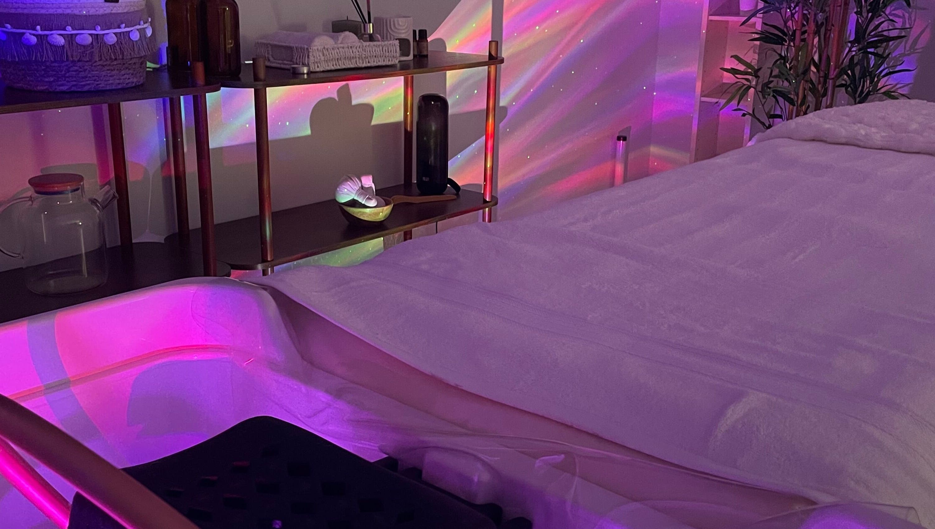 Salle de relaxation avec éclairage d'ambiance chez Aylaheadspa à Orléans, Centre-val De Loire, FR.