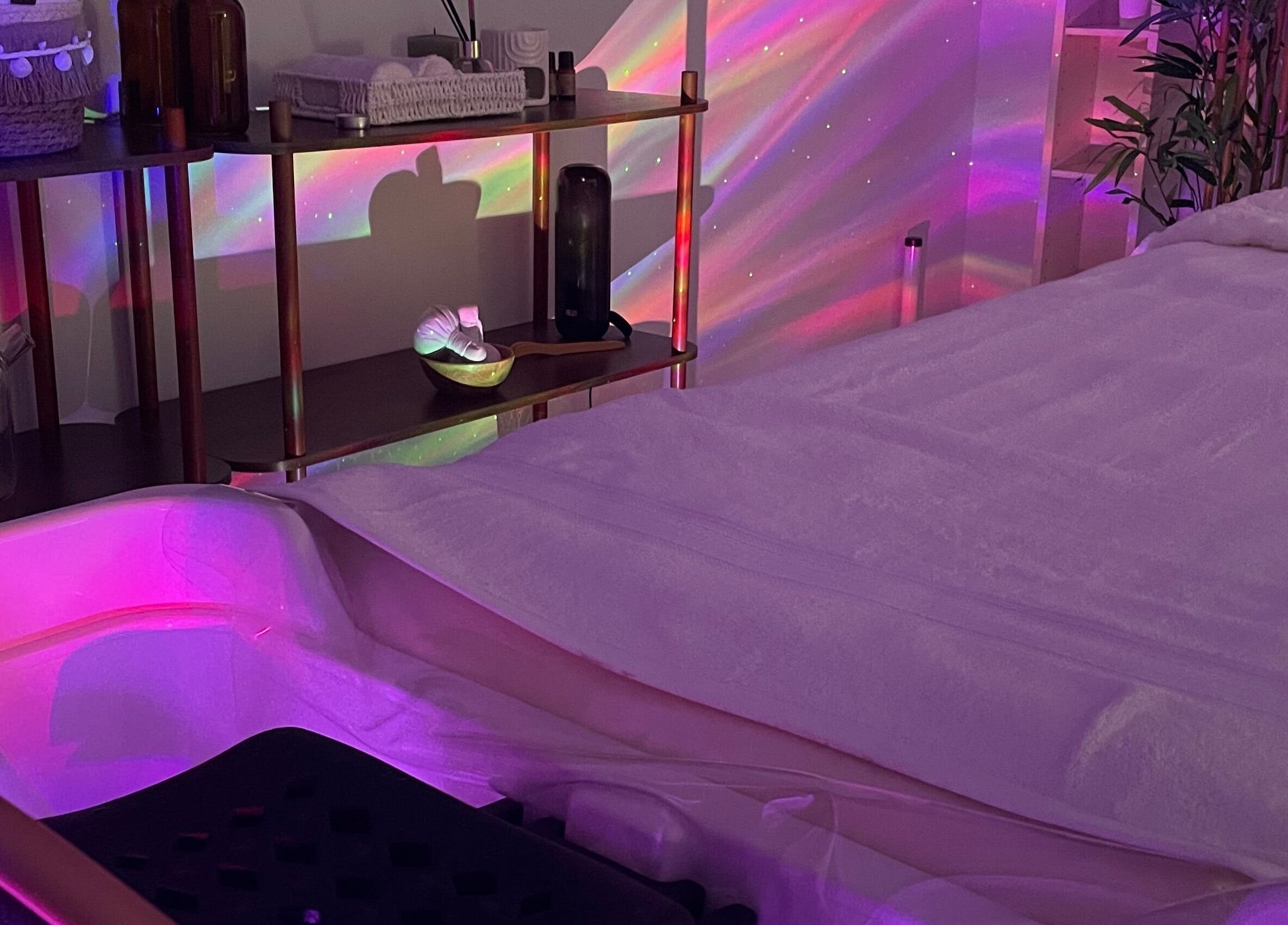 Salle de relaxation avec éclairage d'ambiance chez Aylaheadspa à Orléans, Centre-val De Loire, FR.