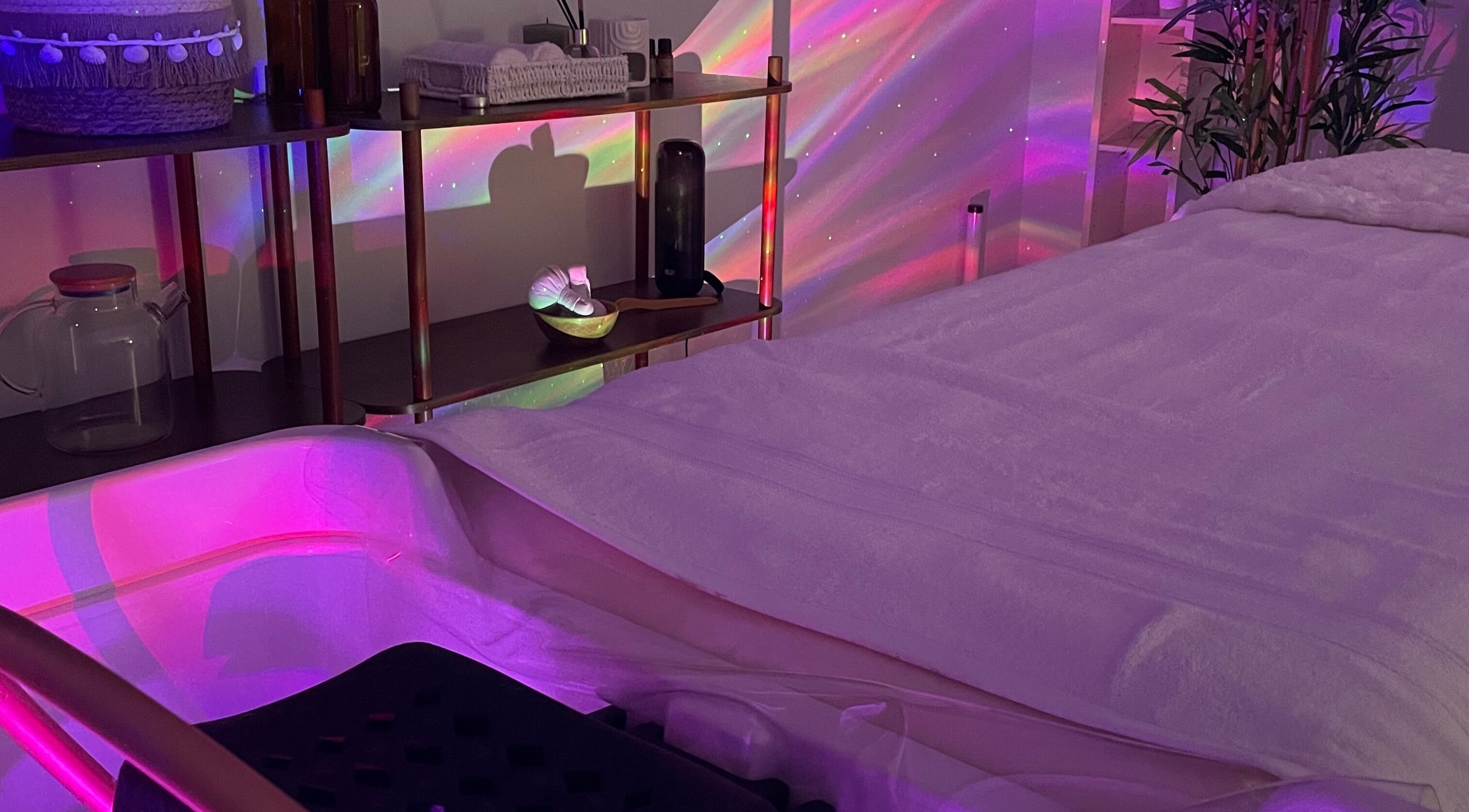 Salle de relaxation avec éclairage d'ambiance chez Aylaheadspa à Orléans, Centre-val De Loire, FR.