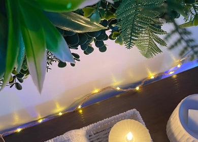 Bougies et décorations vertes à Aylaheadspa, Orléans, Centre-val De Loire, FR, créent une ambiance paisible.
