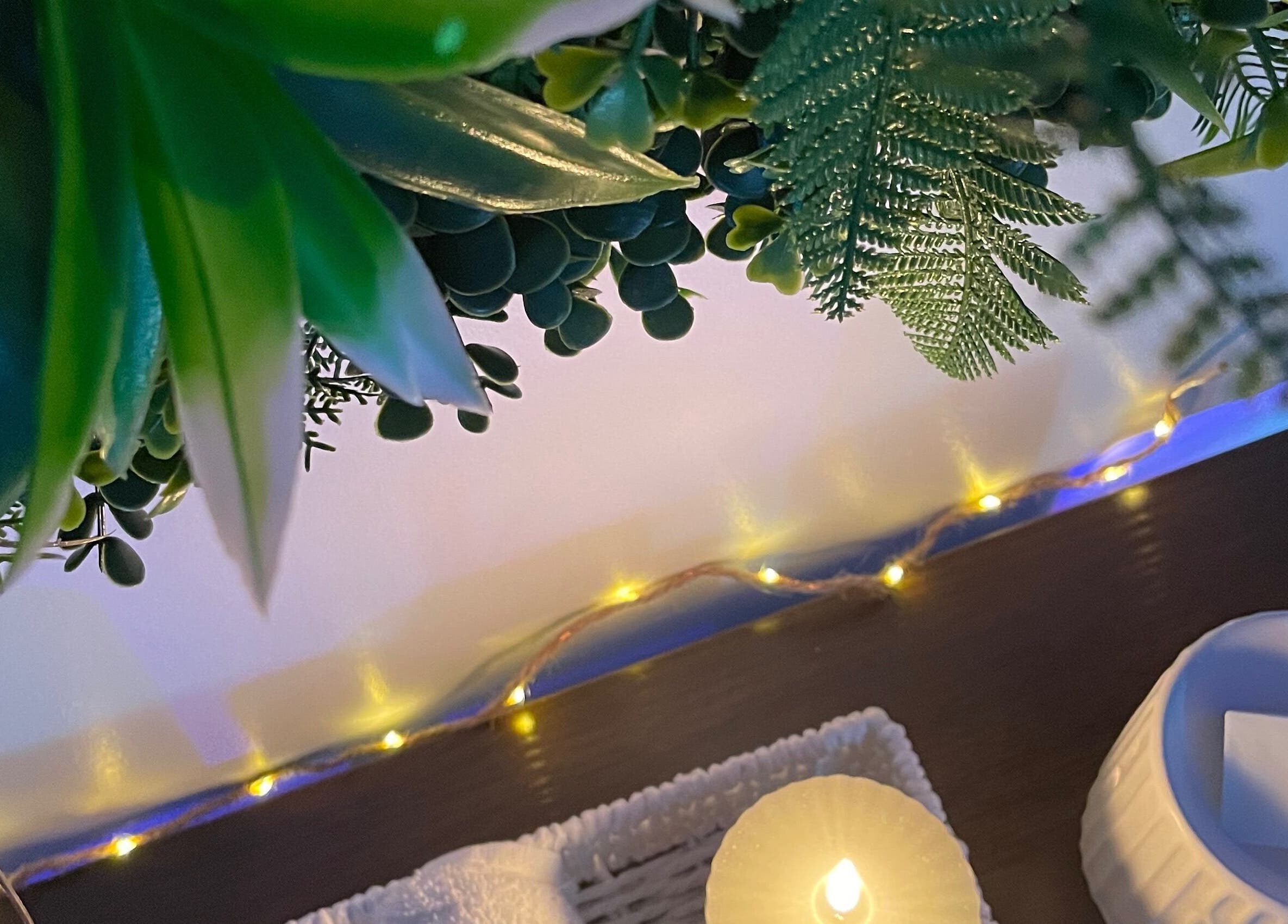 Bougies et décorations vertes à Aylaheadspa, Orléans, Centre-val De Loire, FR, créent une ambiance paisible.