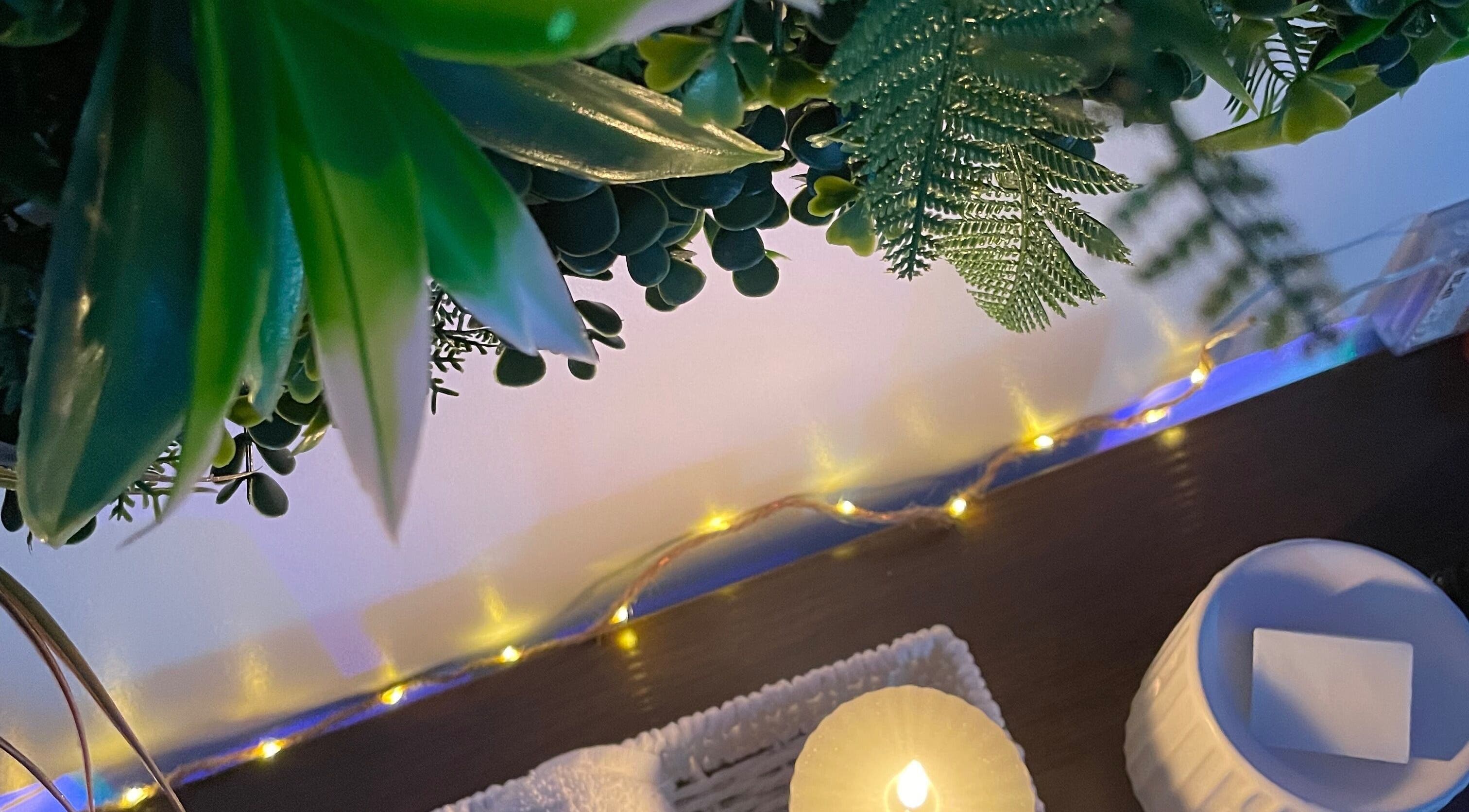 Bougies et décorations vertes à Aylaheadspa, Orléans, Centre-val De Loire, FR, créent une ambiance paisible.